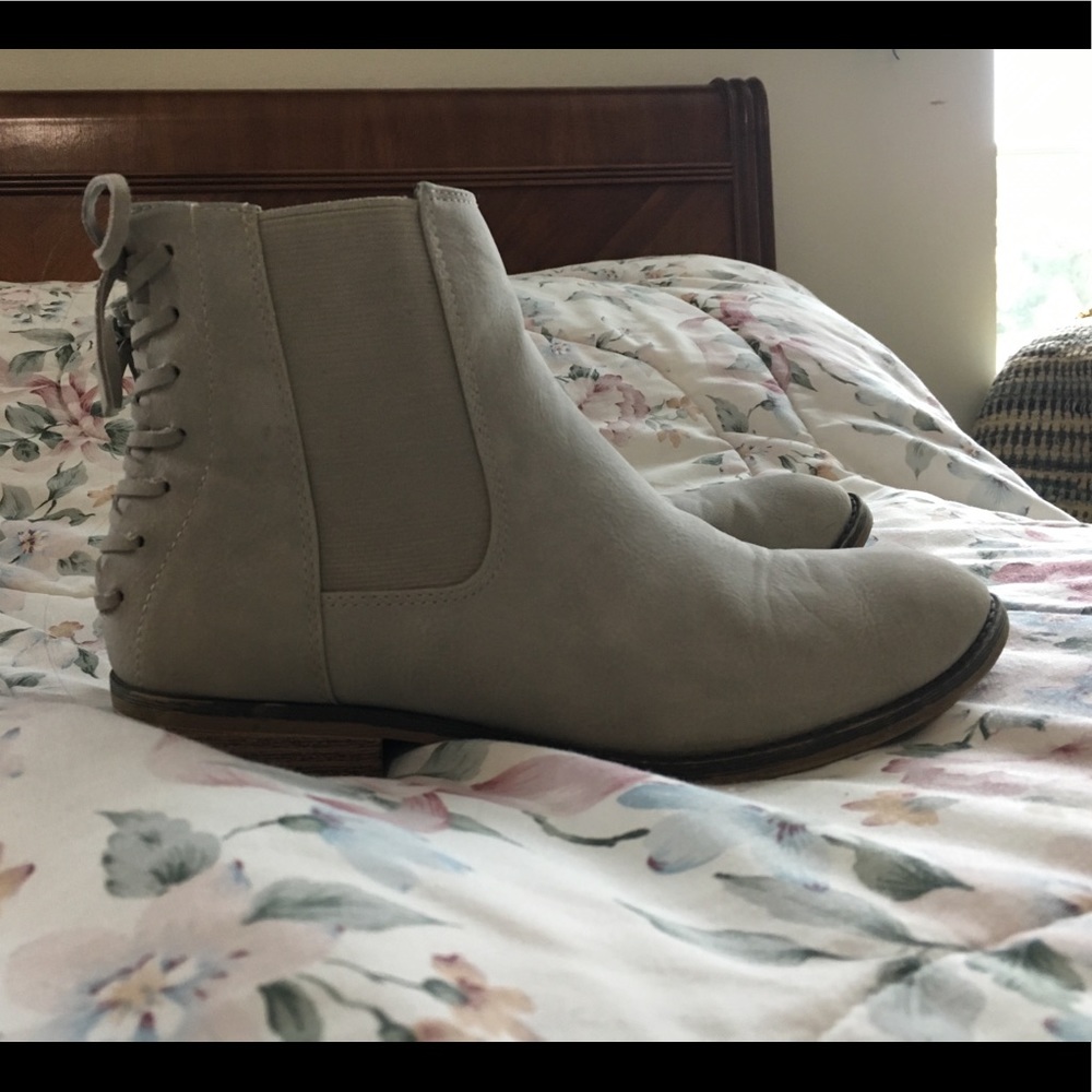 Cute gray booties !